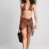 Top de bikini con cuello halter y estampado de leopardo de Paula Echevarría