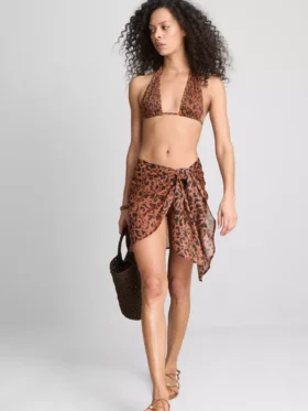 Top de bikini con cuello halter y estampado de leopardo de Paula Echevarría