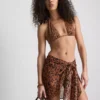 Top de bikini con cuello halter y estampado de leopardo de Paula Echevarría