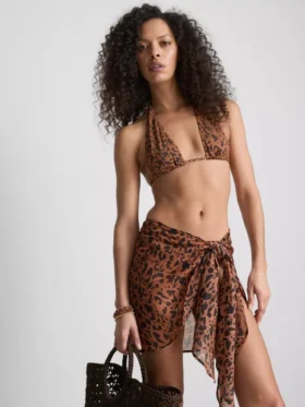 Top de bikini con cuello halter y estampado de leopardo de Paula Echevarría