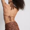 Top de bikini con cuello halter y estampado de leopardo de Paula Echevarría