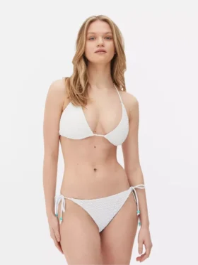 Top de bikini de ganchillo con detalles de abalorios