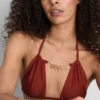 Top de bikini triangular con detalle de cadena