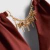 Top de bikini triangular con detalle de cadena