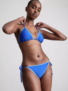 Top de bikini triangular con detalles de costuras