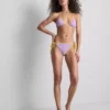 Top de bikini triangular con efecto arrugado en contraste