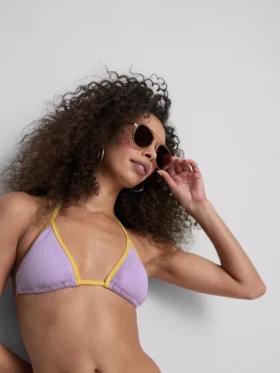Top de bikini triangular con efecto arrugado en contraste