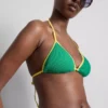 Top de bikini triangular con efecto arrugado en contraste
