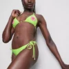 Top de bikini triangular con flor de abalorios