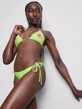 Top de bikini triangular con flor de abalorios