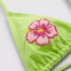 Top de bikini triangular con flor de abalorios