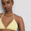 Top de bikini triangular con textura arrugada