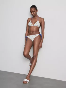 Top de bikini triangular con textura y estampado de limones