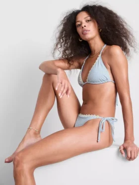 Top de bikini triangular de cuadros vichy con ribete de margaritas