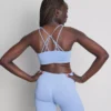 Top deportivo corto sin costuras y con tirantes