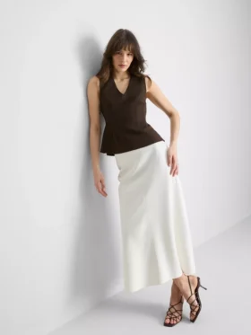 Top sin mangas con peplum y escote en V