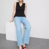 Top sin mangas con peplum y escote en V