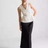 Top sin mangas con peplum y escote en V