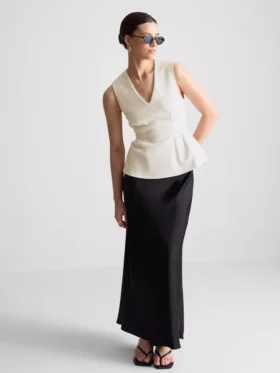 Top sin mangas con peplum y escote en V