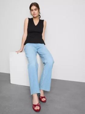 Top sin mangas con peplum y escote en V