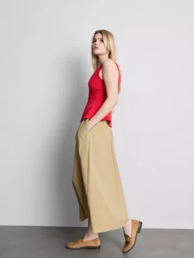 Top sin mangas con peplum y escote en V