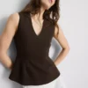 Top sin mangas con peplum y escote en V