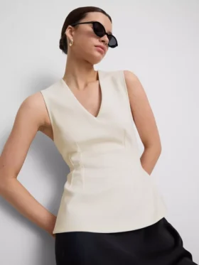 Top sin mangas con peplum y escote en V