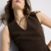 Top sin mangas con peplum y escote en V