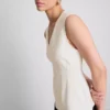 Top sin mangas con peplum y escote en V