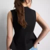 Top sin mangas con peplum y escote en V