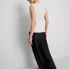 Top sin mangas con peplum y escote en V