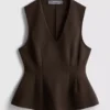 Top sin mangas con peplum y escote en V