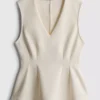 Top sin mangas con peplum y escote en V