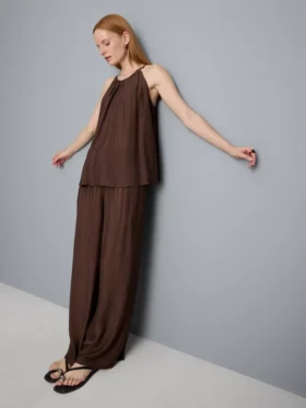 Top trapecio con cuello halter texturizado