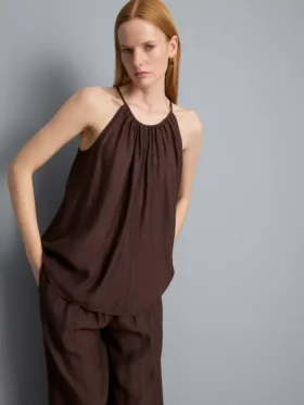 Top trapecio con cuello halter texturizado