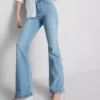 Vaqueros acampanados de algodón denim de talle medio