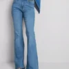 Vaqueros acampanados de algodón denim de talle medio
