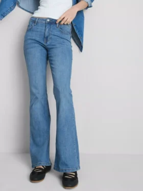 Vaqueros acampanados de algodón denim de talle medio