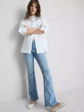 Vaqueros acampanados de algodón denim de talle medio