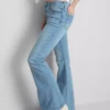 Vaqueros acampanados de algodón denim de talle medio