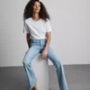 Vaqueros acampanados de denim de algodón de talle medio