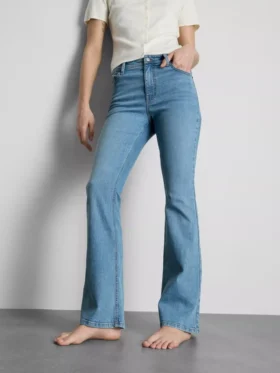 Vaqueros acampanados de denim de algodón de talle medio