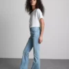 Vaqueros acampanados de denim de algodón de talle medio