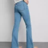 Vaqueros acampanados de denim de algodón de talle medio