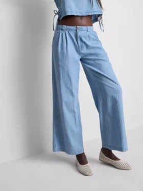 Vaqueros de algodón denim con pliegues y pernera ancha