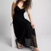 Vestido largo de encaje con cuello en V