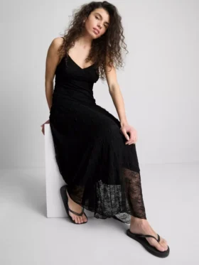 Vestido largo de encaje con cuello en V