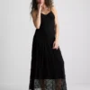 Vestido largo de encaje con cuello en V