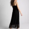 Vestido largo de encaje con cuello en V