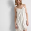 Vestido lencero asimétrico de encaje satinado de The Edit